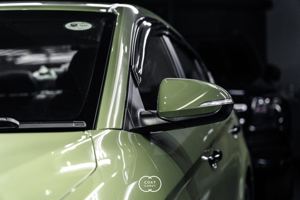 Hyundai Elantra resprayed green, side mirror and flank in the studio